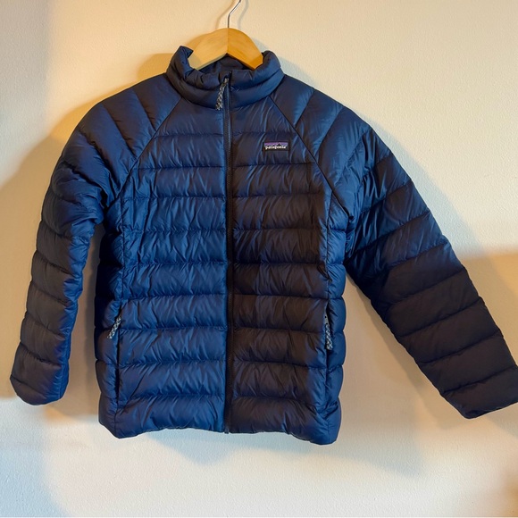 Patagonia Down Sweater Jacket Boys Size L 12 in excellent condition. Navy Color. - Picture 3 of 13